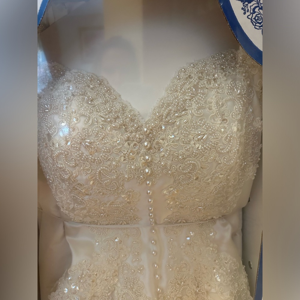 David bridal wedding dress. Worn once
Detachable dress
5’2” 125lb - Picture 6 of 13